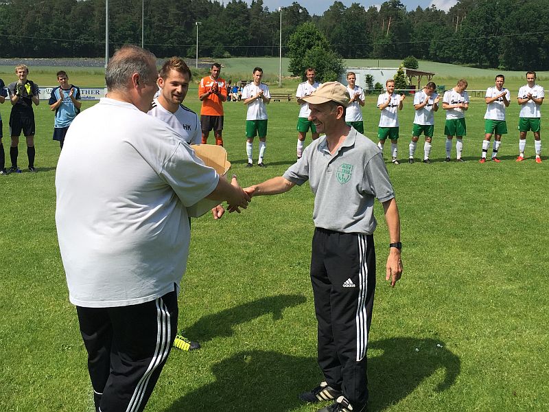 Fußball: Trainer Rolf Karius verabschiedet