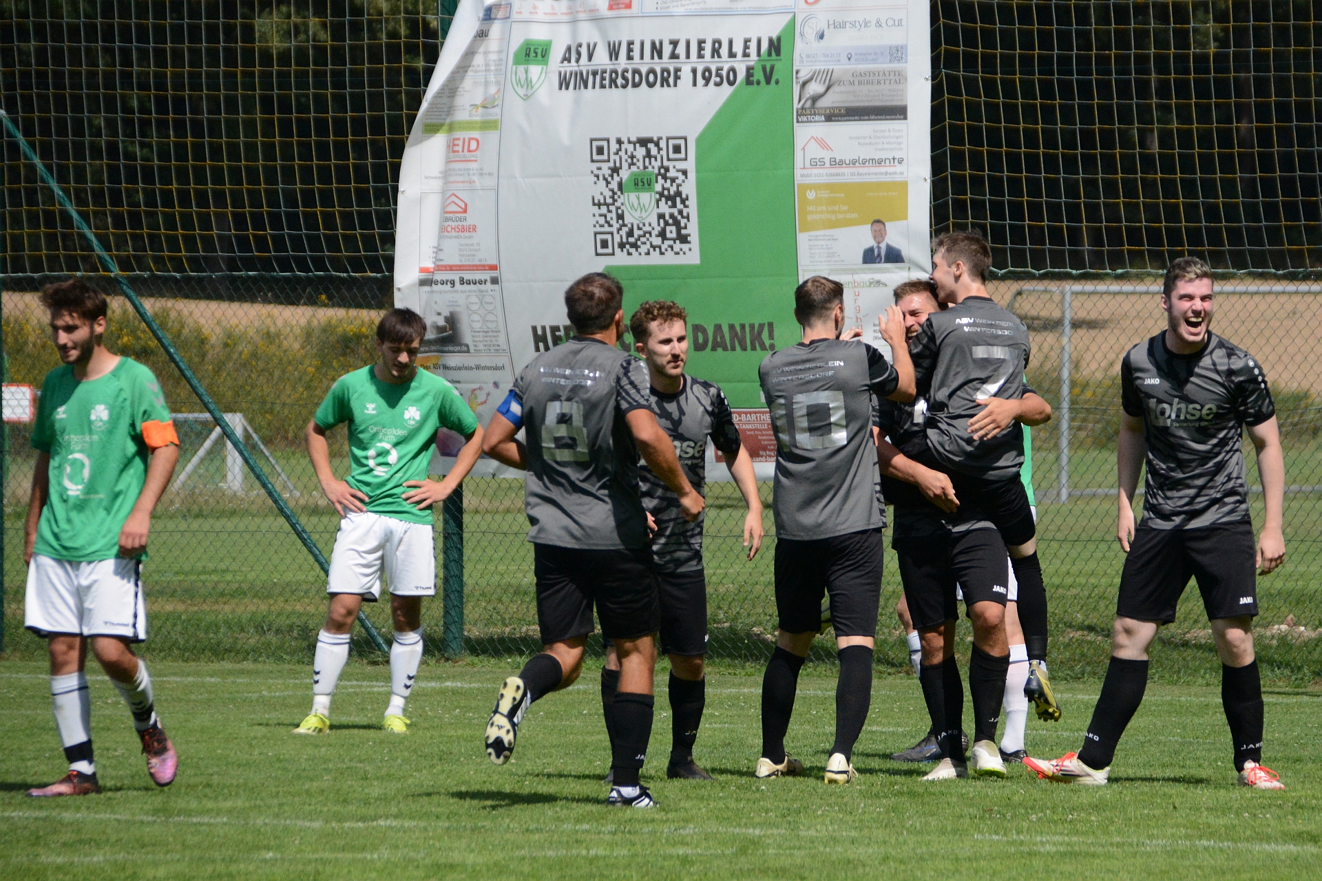 Fußball: Erste mit drittem Sieg
