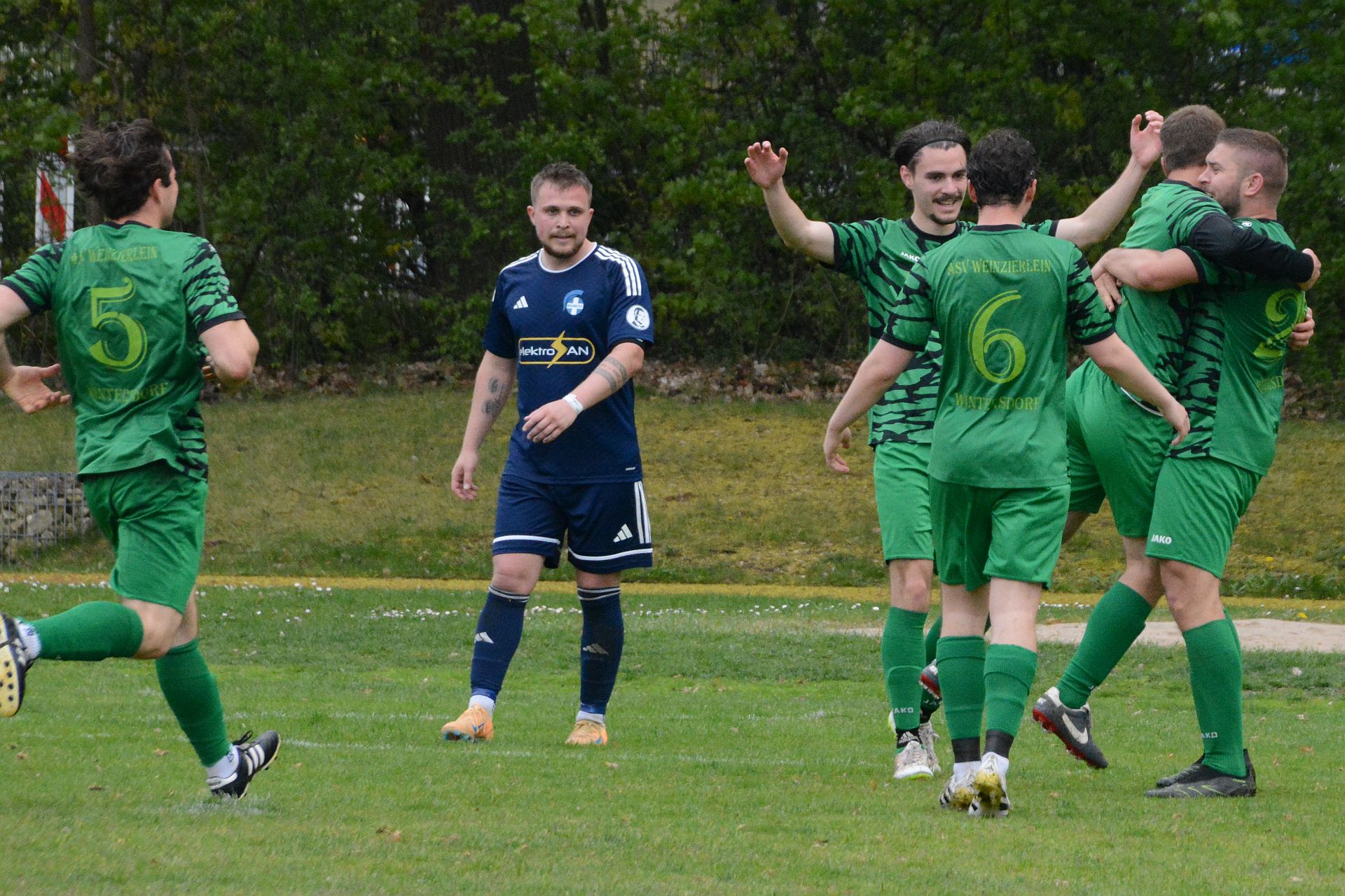 Fußball: Erste mit glücklichem Sieg