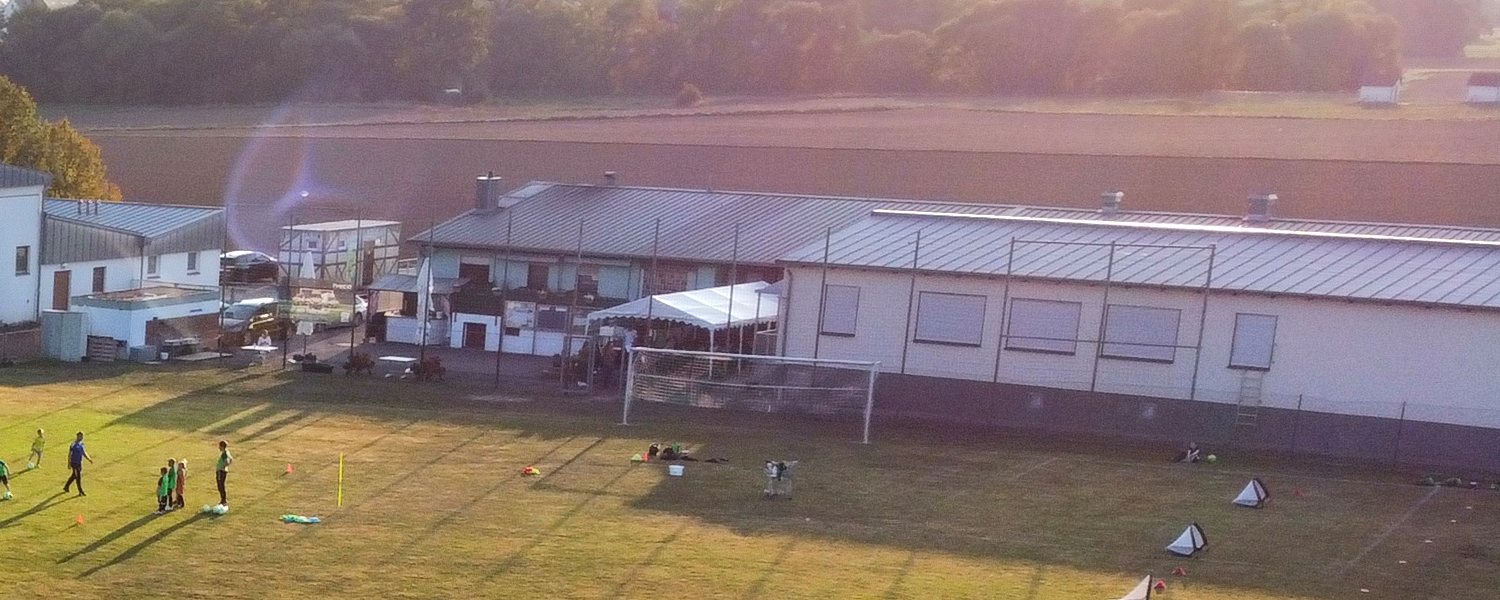Luftbild des Vereinsheims an der Frankenstraße mit Terrasse und Sportplatz